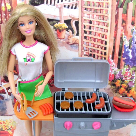 BARBIE BARBEQUE, ARTICULATED ARMS DOLL + HOT DOG BBQ + STAND, CUTE APRON OUTFIT - Picture 1 of 7